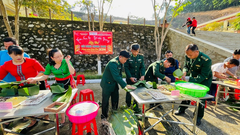 Hội thi gói bánh chưng tại đồn Biên phòng Tam Quang.