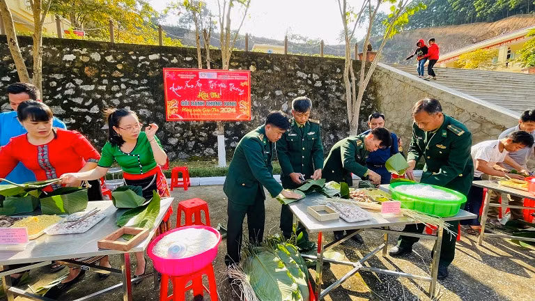 Hội thi gói bánh chưng tại đồn Biên phòng Tam Quang.
