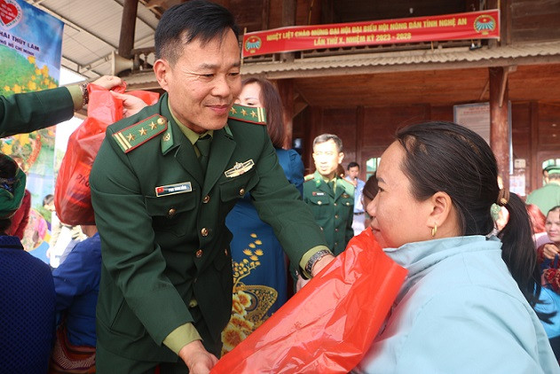 Đồn Biên phòng Nhôn Mai trao quà cho các hộ nghèo trên địa bàn.