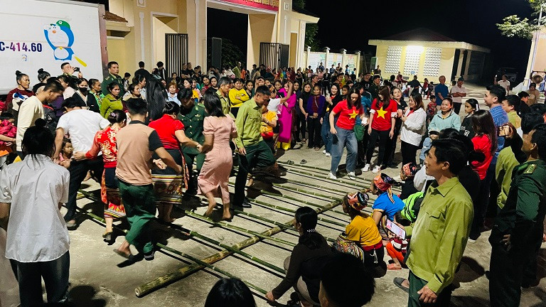 Giao lưu múa sạp mừng Xuân Giáp Thìn.