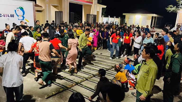 Giao lưu múa sạp mừng Xuân Giáp Thìn.