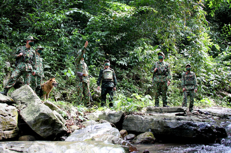Các đơn vị Bộ đội biên phòng Nghệ An thường xuyên tổ chức tuần tra các cánh gà, đường mòn, lối mở.