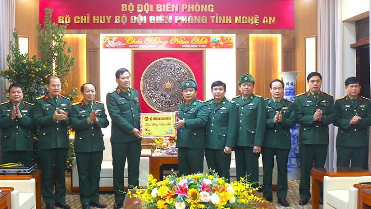 Bộ Tư lệnh Quân khu 4 chúc Tết Bộ Chỉ huy Bộ đội Biên phòng tỉnh Nghệ An.