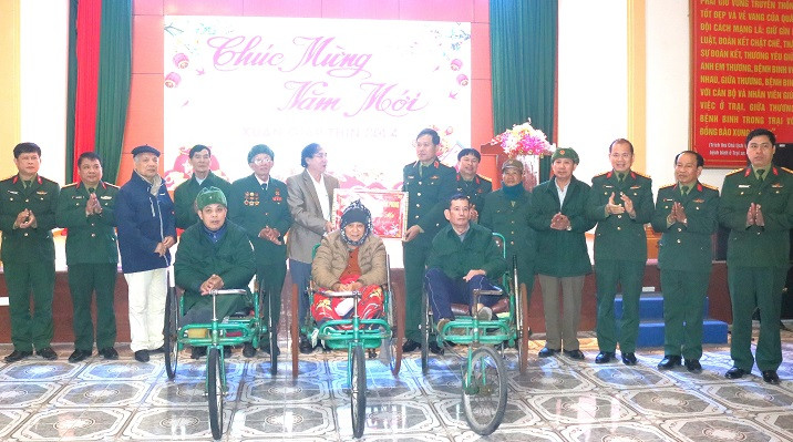Thiếu tướng Trịnh Văn Hùng chúc Tết Trung tâm điều dưỡng Thương binh Nghệ An.
