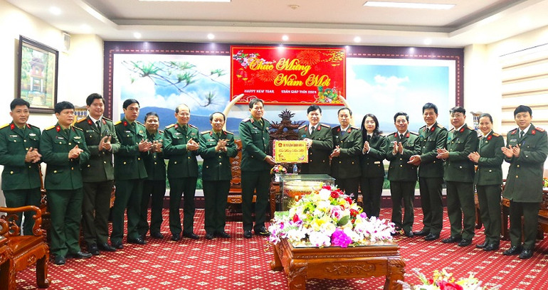 Bộ Tư lệnh Quân khu 4 chúc Tết Công an tỉnh Nghệ An.