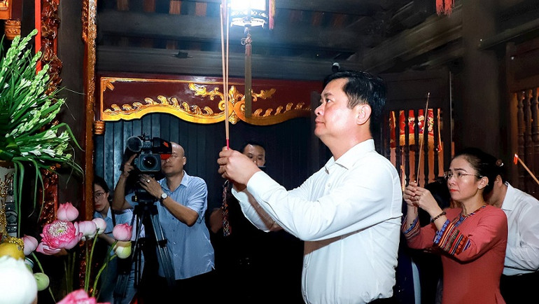 Lãnh đạo tỉnh Nghệ An dâng hương tưởng nhớ và tri ân công lao, sự nghiệp to lớn của Hoàng đế Quang Trung. (Ảnh: Nguyễn Duy)