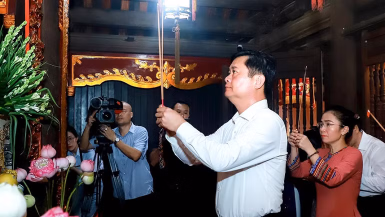 Lãnh đạo tỉnh Nghệ An dâng hương tưởng nhớ và tri ân công lao, sự nghiệp to lớn của Hoàng đế Quang Trung. (Ảnh: Nguyễn Duy)