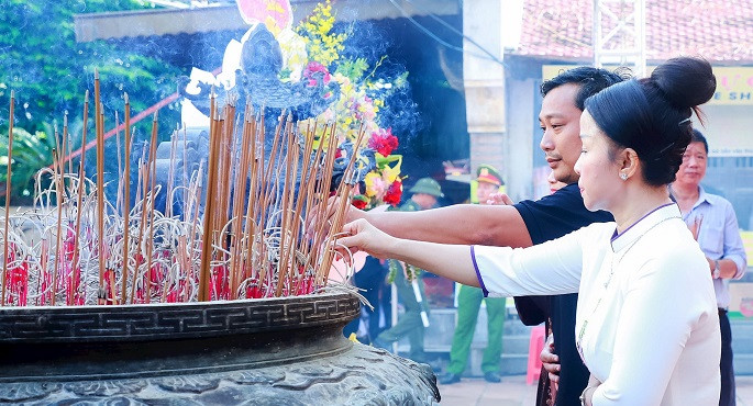 Người dân và du khách đến dâng hương.