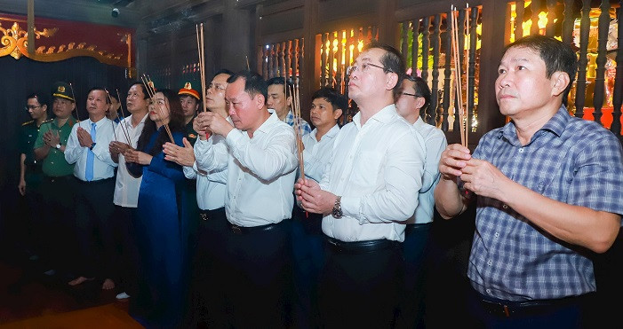 Lãnh đạo thành phố Vinh thắp hương tưởng niệm và tri ân Hoàng đế Quang Trung.