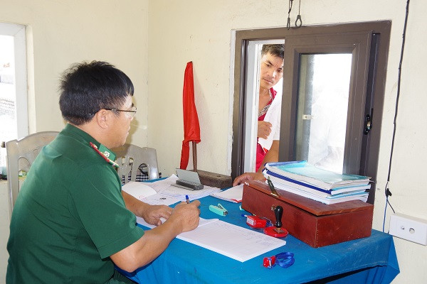Làm thủ tục xuất bến cho các chủ phương tiện tại Trạm kiểm soát Biên phòng Lạch Cờn.