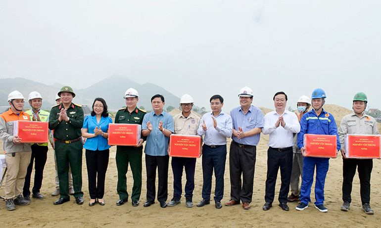 Tặng quà, động viên các nhà thầu thi công.