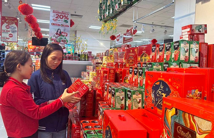 Khách hàng lựa chọn hàng ở Siêu thị WinMart Vinh. Khách hàng lựa chọn hàng ở Siêu thị WinMart Vinh.