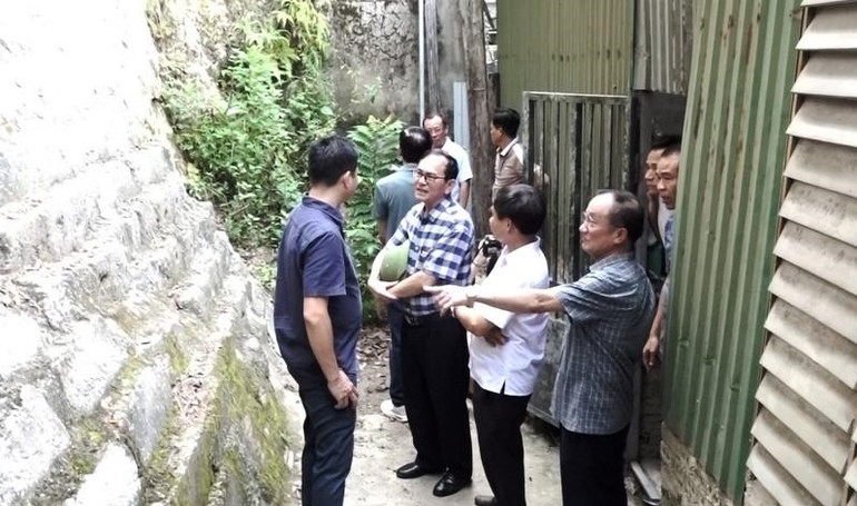 Lãnh đạo thành phố Vinh kiểm tra chân núi Quyết-nơi có nguy cơ sạt lở cao.