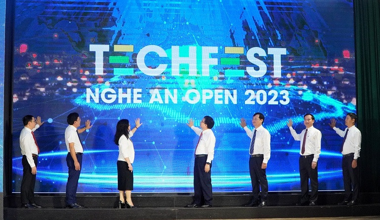 Các đại biểu bấm nút khai mạc Ngày hội khởi nghiệp đổi mới sáng tạo tỉnh Nghệ An mở rộng năm 2023.