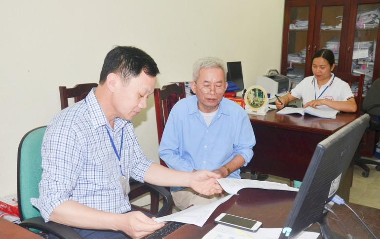 Tại bộ phận một cửa tại các xã, thị trấn bố trí cán bộ tinh thông nghiệp vụ, có thái độ hòa nhã để hướng dẫn và phục vụ nhân dân chu đáo, nhiệt tình.