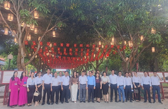 Những chiếc đèn lồng lung linh, huyền ảo trên các tuyến đường ở Khu Di tích lịch sử quốc gia đặc biệt Kim Liên.