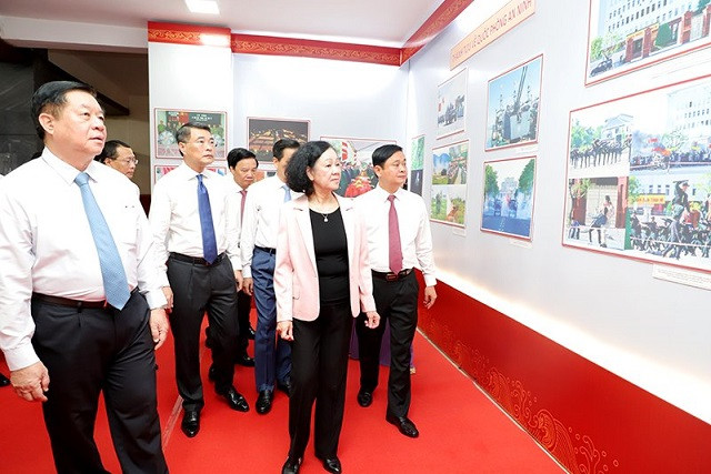 Các đại biểu tham quan triển lãm ảnh giới thiệu về những thành tựu kinh tế-xã hội tỉnh Nghệ An.