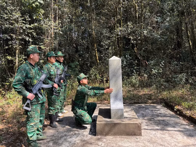 Lực lượng tuần tra Đồn Biên phòng Na Ngoi kiểm tra tại cột mốc 420.