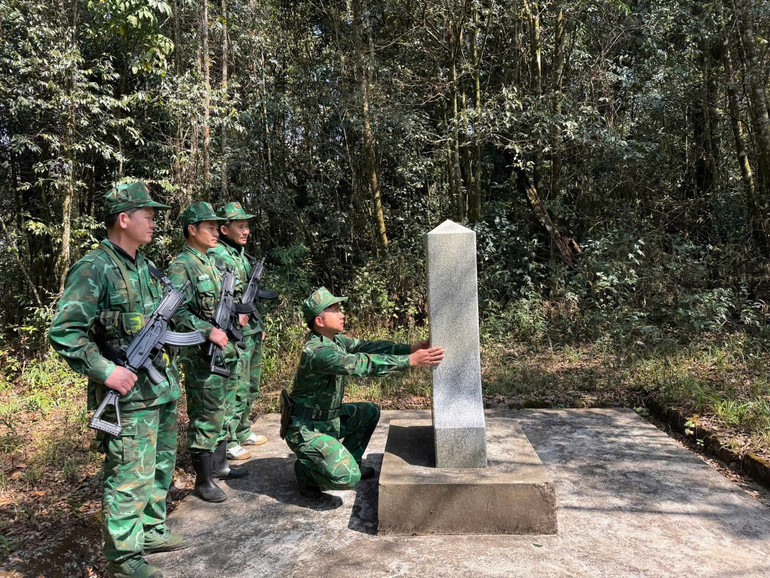 Lực lượng tuần tra Đồn Biên phòng Na Ngoi kiểm tra tại cột mốc 420.