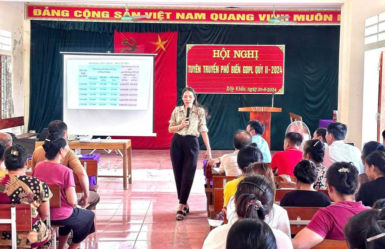 Linh động lồng ghép trong các đợt sinh hoạt pháp luật tại các xã, thôn, để tuyên truyền về bảo hiểm xã hội, bảo hiểm y tế.