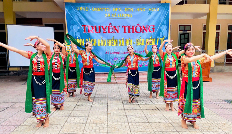 Đa dạng hóa các hình thức tuyên truyền để người đồng bào dân tộc thiểu số dễ tiếp cận thông tin về bảo hiểm xã hội tự nguyện, bảo hiểm y tế.