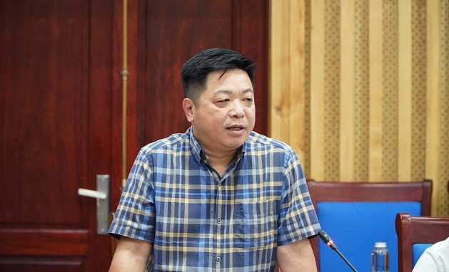 Đồng chí Phó Tổng Biên tập Báo Nhân Dân Quế Đình Nguyên phát biểu ý kiến.