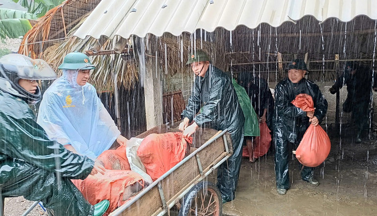 Giúp dân chuyển tài sản ngay trong mưa lớn, nước dâng.