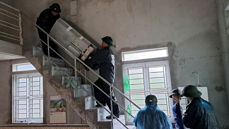 Đồn Biên phòng Môn Sơn phối hợp địa phương và người dân giúp các gia đình bị ngập sâu di dời tài sản lên cao, an toàn.