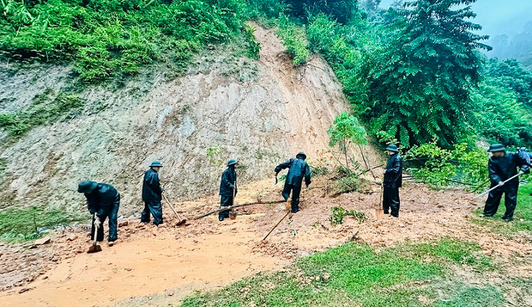 Đồn Biên phòng Tam Quang khắc phục các điểm sạt lở, bảo đảm giao thông.
