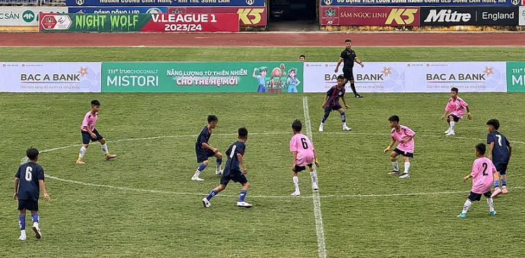 Ngay sau buổi lễ khai mạc đã diễn ra trận đấu đầu tiên giữa Thiếu niên thị xã Hoàng Mai và Thiếu niên Hưng Nguyên với kết quả 3-2 nghiêng về đội Thiếu niên thị xã Hoàng Mai.