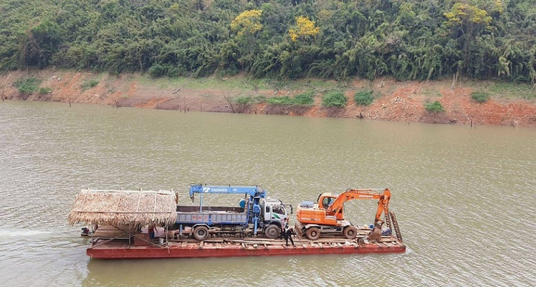 Vượt lòng hồ thủy điện bản Vẽ để thi công đường điện vào bản. Vượt lòng hồ thủy điện bản Vẽ để thi công đường điện vào bản.