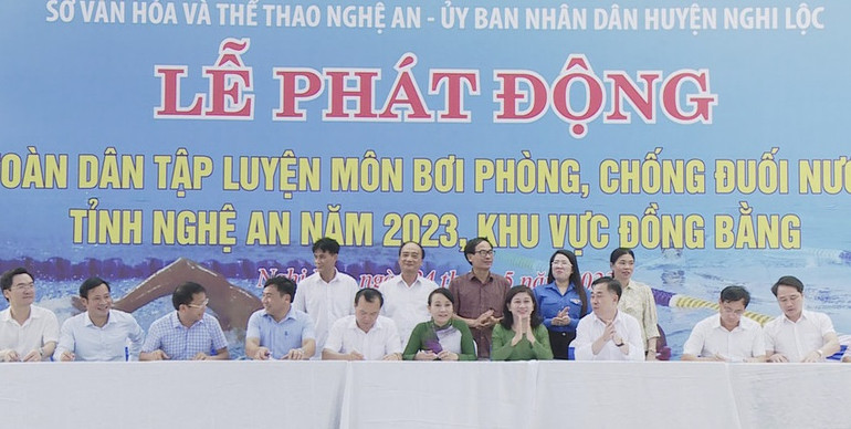 Tổ chức ký cam kết tổ chức thực hiện phong trào toàn dân tập luyện môn bơi phòng, chống đuối nước năm 2023.