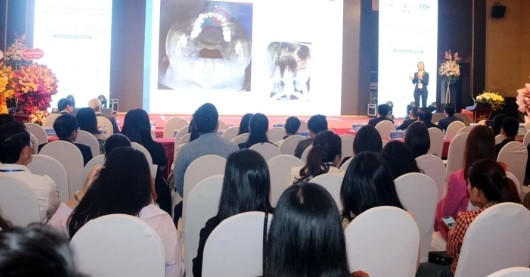 Các đại biểu cập nhật kiến thức mới, chuyên sâu.