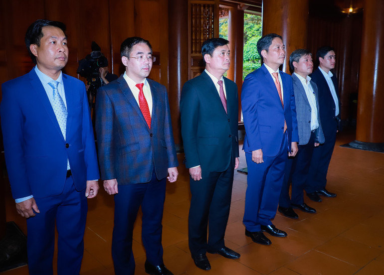 Các đại biểu thực hiện nghi lễ tưởng niệm Chủ tịch Hồ Chí Minh.