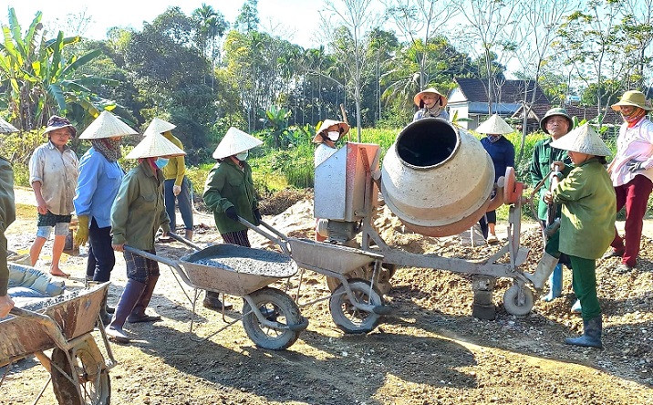 Huy động sức dân làm giao thông nông thôn.
