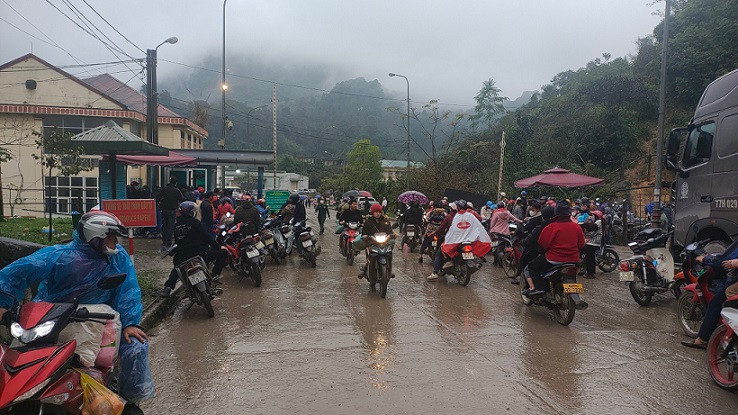 Mặc dù trời mưa nhưng đồng bào vẫn tấp nập đến chợ biên giới Việt-Lào giao lưu, mua, bán hàng hóa.