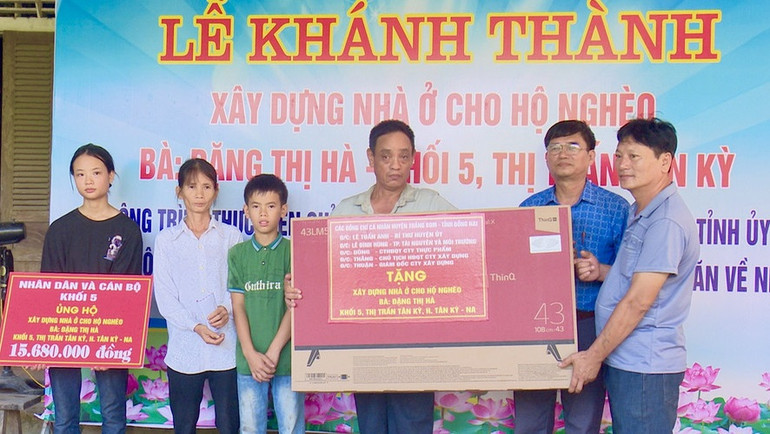 Khánh thành, bàn giao nhà đại đoàn kết và trao quà cho hộ nghèo.