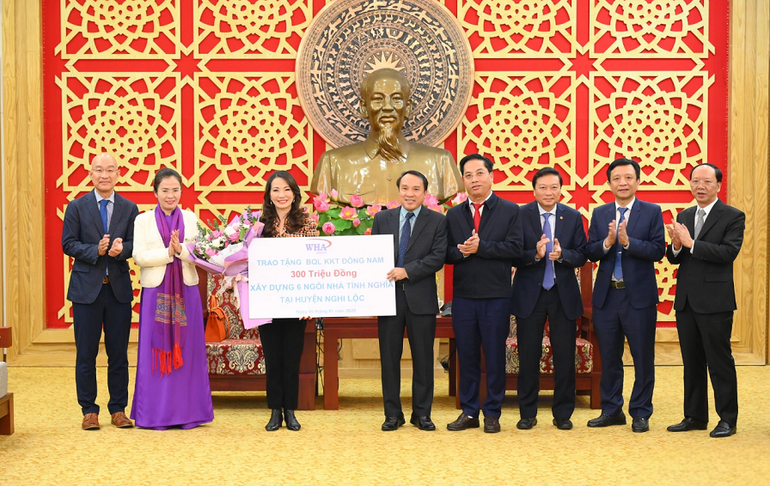 Lãnh đạo Tập đoàn WHA trao tặng tiền hỗ trợ làm nhà đại đoàn kết và quà Tết cho người nghèo ở huyện Nghi Lộc, tỉnh Nghệ An.