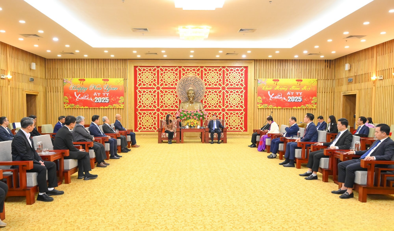 Lãnh đạo tỉnh Nghệ An làm việc với tập đoàn WHA Thái Lan. (Ảnh: THÀNH CƯỜNG)