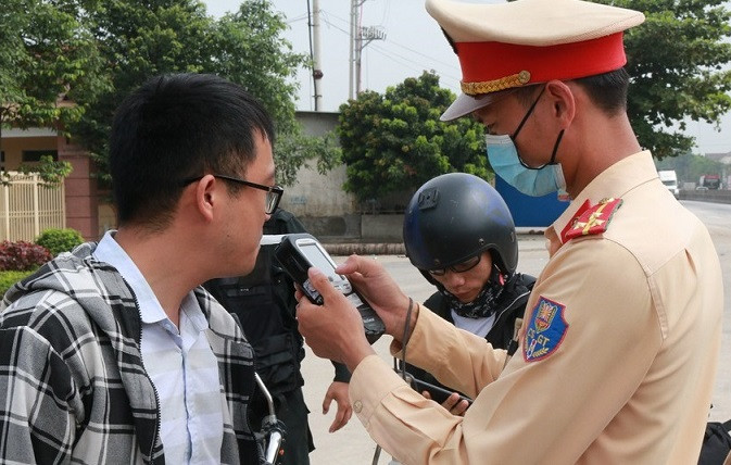 Kiểm tra nồng độ cồn trên các tuyến giao thông.