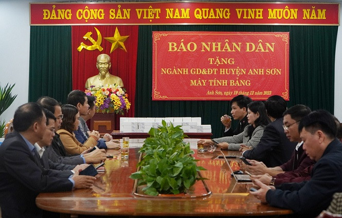 Các đại biểu dự sự kiện trao máy tính bảng cho ngành Giáo dục và Đào tạo huyện Anh Sơn.