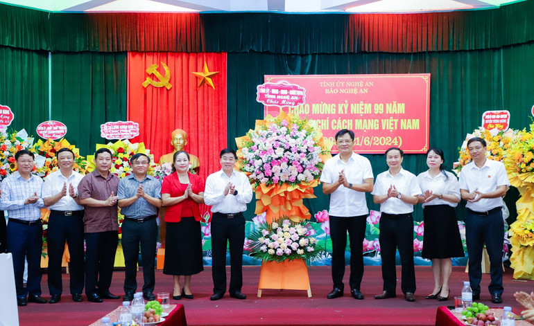 Thường trực Tỉnh ủy Nghệ An tặng hoa chúc mừng lãnh đạo, cán bộ, phóng viên, người lao động Báo Nghệ An.