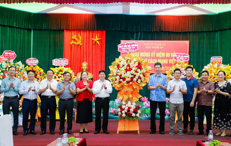 Tặng hoa và chúc mừng Văn phòng đại diện Báo Nhân Dân tại Nghệ An.