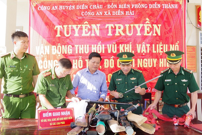 Thu hồi vũ khí, vật liệu nổ, công cụ hỗ trợ ở xã Diễn Hải (Diễn Châu). Thu hồi vũ khí, vật liệu nổ, công cụ hỗ trợ ở xã Diễn Hải (Diễn Châu).