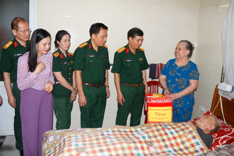 Thăm tặng quà cựu chiến binh trực tiếp tham gia Chiến dịch Điện Biên Phủ Nguyễn Ngọc Thiệu ở khối 16, phường Hà Huy Tập, thành phố Vinh. (Ảnh: TRỌNG KIÊN)