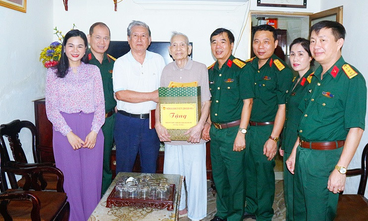 Thăm, tặng quà cựu chiến binh trực tiếp tham gia Chiến dịch Điện Biên Phủ Phạm Đức Nhuận, khối 16 phường Hà Huy Tập, thành phố Vinh.