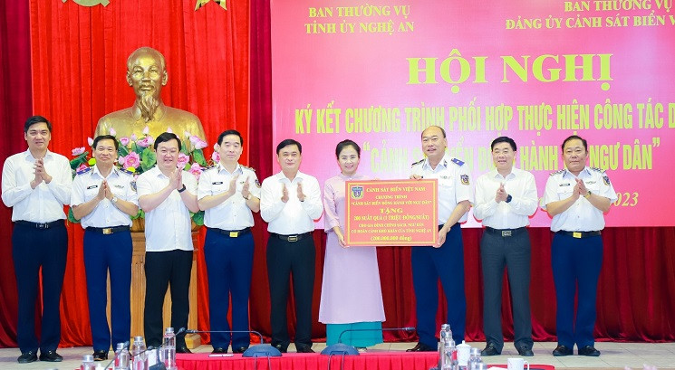 Tiếp nhận hỗ trợ của Cảnh sát biển Việt Nam dành cho gia đình chính sách, ngư dân có hoàn cảnh khó khăn của tỉnh Nghệ An. (Ảnh: Thành Duy)