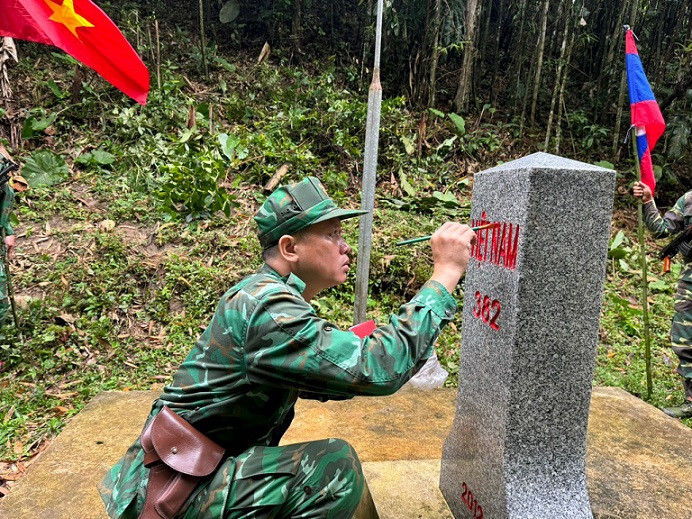 Đội trưởng tuần tra Đồn Biên phòng Nhôn Mai sơn cột mốc.