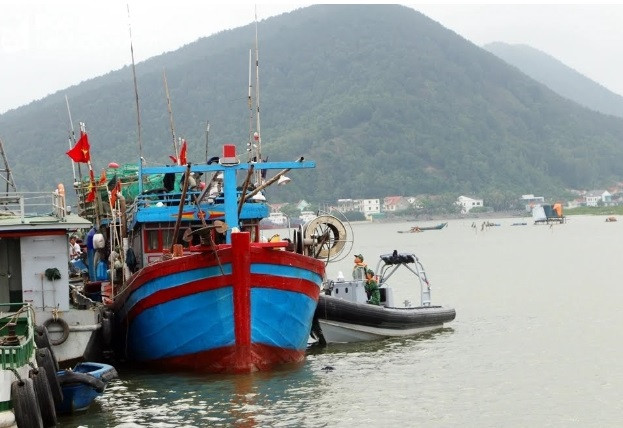 Lực lượng chức năng kiểm tra giấy tờ tàu ngoại tỉnh cập bến cá Nghệ An.