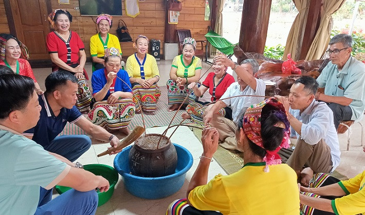 Các điểm du lịch cộng đồng ở miền tây Nghệ An cũng hút du khách.